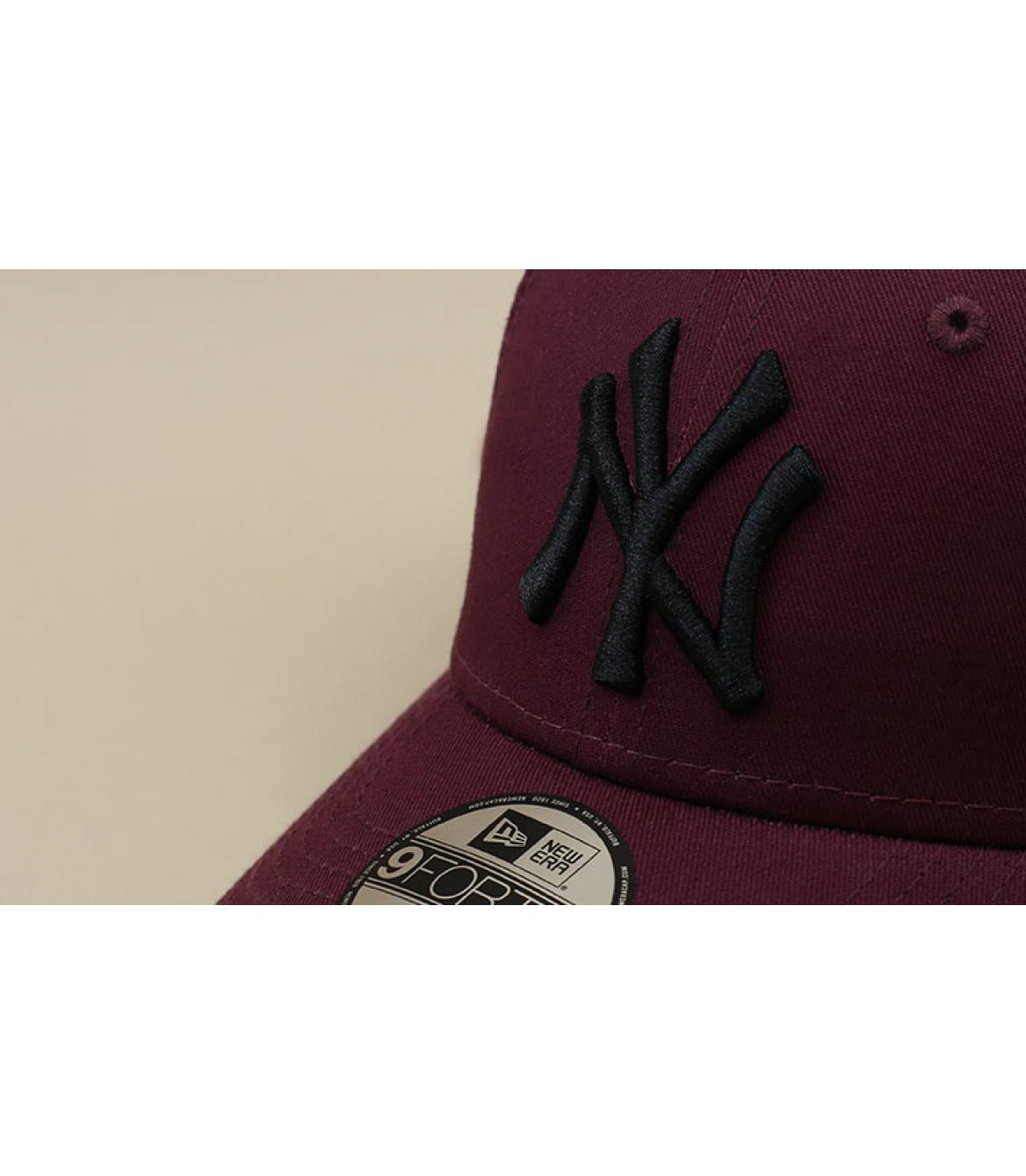 zwart bordeaux NY cap